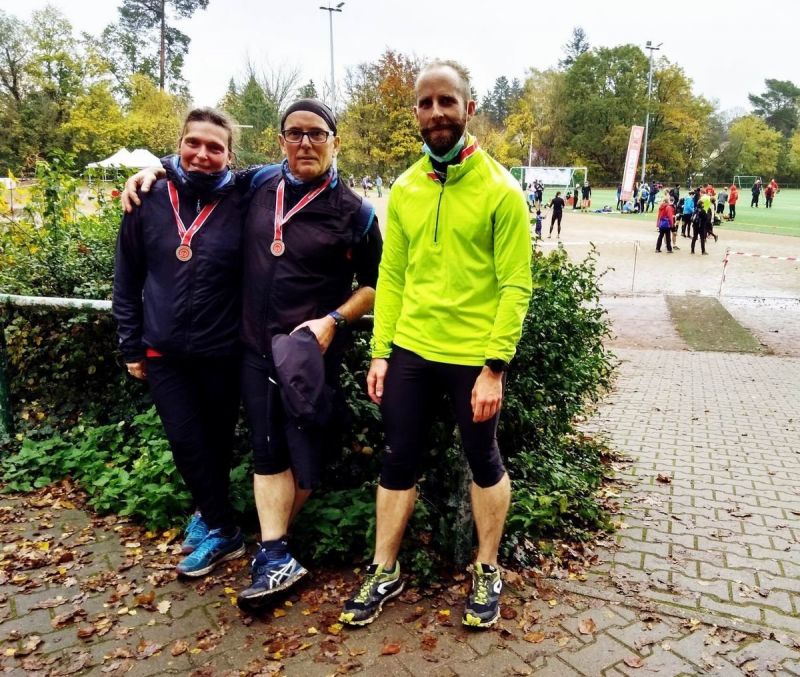 Annette, Pete und Christian nach der Sägerserie am 31.10.2020